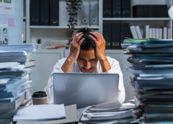 Burnout ή απλή υπερφόρτωση; – Τα 5 σημάδια που δείχνουν εργασιακή πίεση