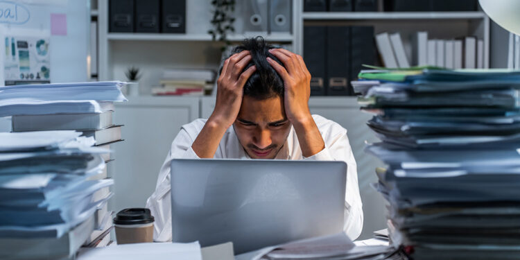 Burnout ή απλή υπερφόρτωση; – Τα 5 σημάδια που δείχνουν εργασιακή πίεση