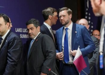«Μπουρλότο» Τραμπ στις διαπραγματεύσεις μετά τις απειλές για τα Στενά του Ορμούζ – «Να μετράτε τα λόγια σας» λέει η Τεχεράνη