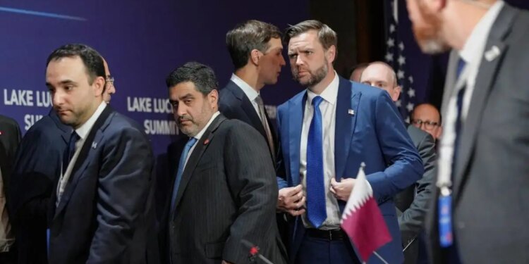 «Μπουρλότο» Τραμπ στις διαπραγματεύσεις μετά τις απειλές για τα Στενά του Ορμούζ – «Να μετράτε τα λόγια σας» λέει η Τεχεράνη