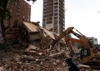 Σεισμοί στη Βενεζουέλα: Με τα χέρια σκάβουν για να βρουν επιζώντες στα ερείπια - Στους 235 οι νεκροί, πάνω από 30.000 οι αγνοούμενοι