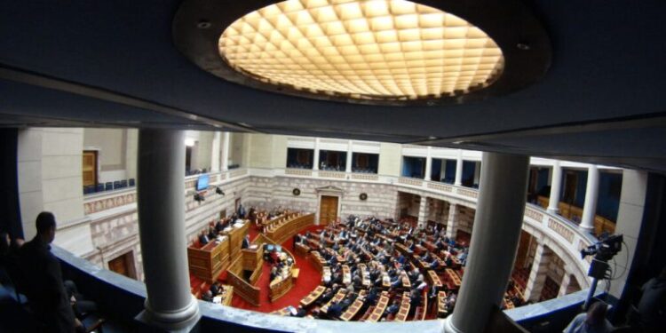 Πακέτο ενός δισ. ευρώ ετοιμάζει ο Μητσοτάκης στη ΔΕΘ – Πυρά της αντιπολίτευσης για αδιαφάνεια και ακρίβεια