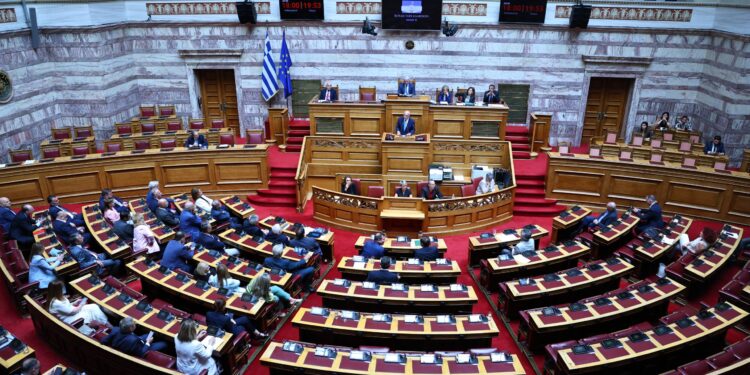 Aυλαία σήμερα στη Βουλή για τη Συνταγματική Αναθεώρηση - Εντάσεις στη συζήτηση