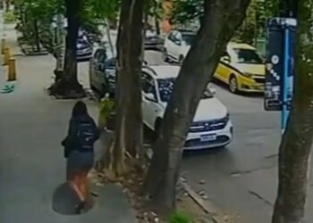 Βραζιλία: Η στιγμή που καπάκι υπονόμου αναποδογυρίζει, κλείνει και εγκλωβίζει γυναίκα σε φρεάτιο