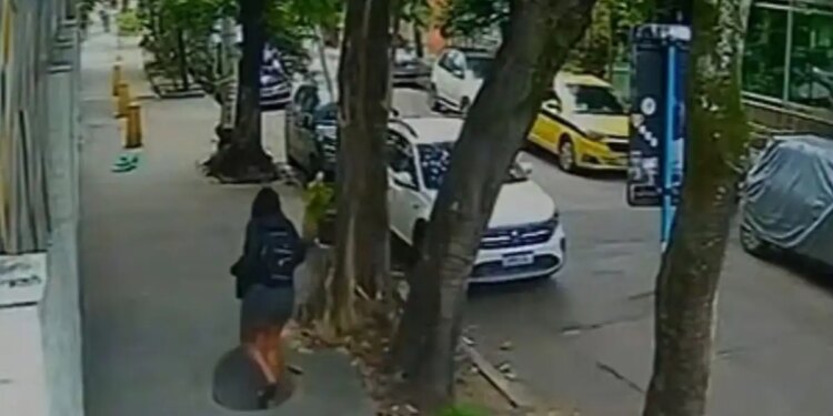Βραζιλία: Η στιγμή που καπάκι υπονόμου αναποδογυρίζει, κλείνει και εγκλωβίζει γυναίκα σε φρεάτιο