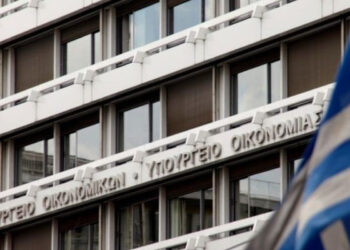 Πολυνομοσχέδιο ΥΠΕΘΟΟ: Επίδομα 300 ευρώ στο Δημόσιο, αύξηση ακατάσχετου και ρυθμίσεις για δάνεια σε ελβετικό φράγκο