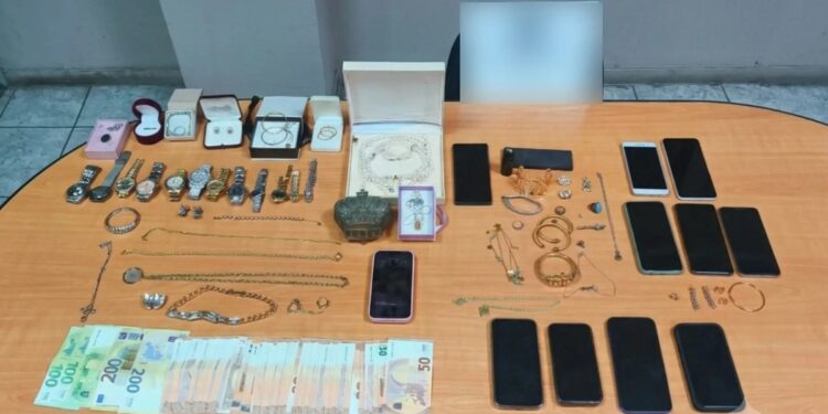 Εξαρθρώθηκε συμμορία που διέπραττε κλοπές σε κοσμηματοπωλεία της Αττικής – Λεία 370.000 ευρώ, πώς δρούσε