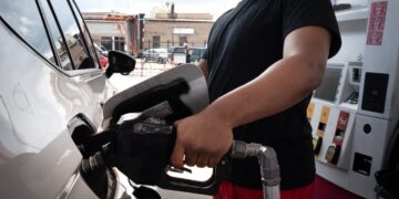 Άνοδος στις τιμές του πετρελαίου και αναταράξεις στις διεθνείς αγορές μετά τις αεροπορικές επιθέσεις ΗΠΑ και Ιράν - Στα 79 δολάρια το βαρέλι