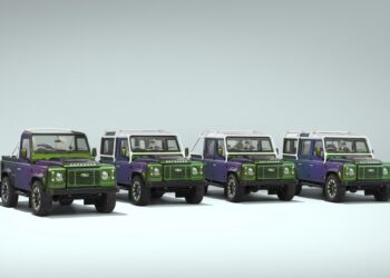 Μία τετράδα Land Rover Defender V8 για έναν αγοραστή
