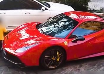 Παιδιά έκαναν… τσουλήθρα σε μια Ferrari αξίας 452.000 ευρώ (+video)