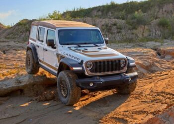 Η Jeep αναβιώνει το Wrangler Laredo