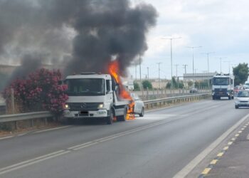 Φωτιά σε φορτηγό δίπλα σε πρατήριο στον παράδρομο της Αθηνών–Λαμίας