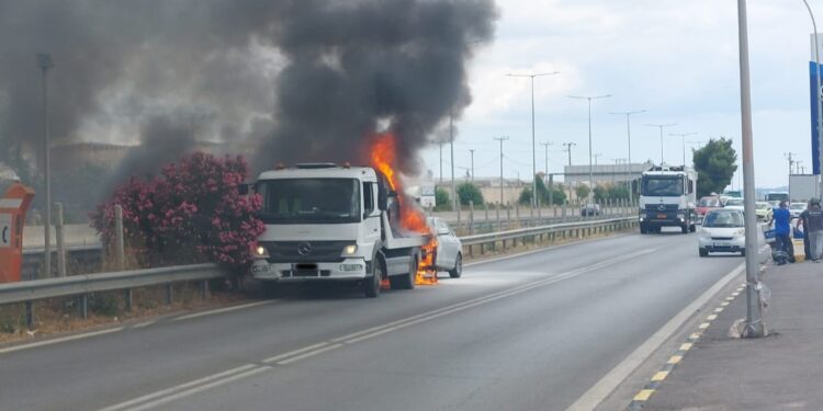 Φωτιά σε φορτηγό δίπλα σε πρατήριο στον παράδρομο της Αθηνών–Λαμίας