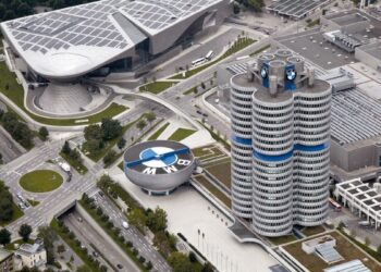 Γιατί το κεντρικό κτίριο της BMW στο Μόναχο λέγεται «τετρακύλινδρο»;