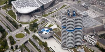 Γιατί το κεντρικό κτίριο της BMW στο Μόναχο λέγεται «τετρακύλινδρο»;
