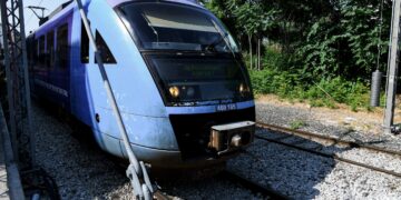 Διακοπή δρομολογίων του προαστιακού μεταξύ Άνω Λιοσίων και Ασπροπύργου λόγω φωτιάς δίπλα στη σιδηροδρομική γραμμή - ertnews.gr