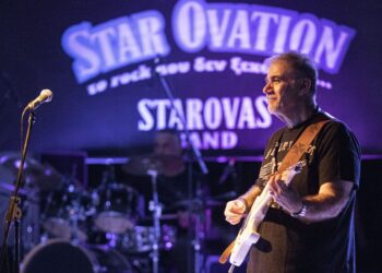 Το Rock που δεν ξεχάσαμε: Ο Δημήτρης Σταρόβας με τους Starovas Band στο Φεστιβάλ Γλυφάδας