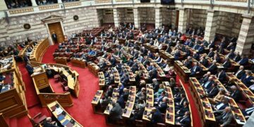 Στα άκρα η πολιτική αντιπαράθεση μετά τη δολοφονική επίθεση: Πυρά κατά Τσίπρα για ανοχή στους αντιεξουσιαστές – Για εργαλειοποίηση της τραγωδίας μιλά η ΕΛΑΣ