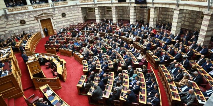 Στα άκρα η πολιτική αντιπαράθεση μετά τη δολοφονική επίθεση: Πυρά κατά Τσίπρα για ανοχή στους αντιεξουσιαστές – Για εργαλειοποίηση της τραγωδίας μιλά η ΕΛΑΣ