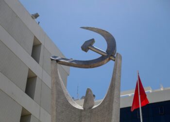 ΚΚΕ κατά Μητσοτάκη για τις πυρκαγιές: Η Κυβέρνηση μιλά για «τιμή», αλλά αντιμετωπίζει τους πυροσβέστες ως αναλώσιμους