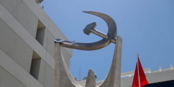ΚΚΕ κατά Μητσοτάκη για τις πυρκαγιές: Η Κυβέρνηση μιλά για «τιμή», αλλά αντιμετωπίζει τους πυροσβέστες ως αναλώσιμους