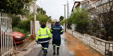 Περισσότερες από 215 κλήσεις στην Πυροσβεστική για την κακοκαιρία σε όλη την Ελλάδα - ertnews.gr