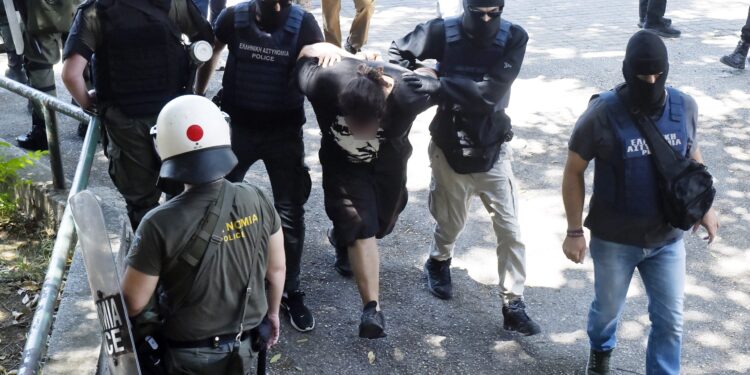 Θεσσαλονίκη: Βαρύ κατηγορητήριο στους τρεις συλληφθέντες για την εμπρηστική επίθεση στο σπίτι της οικογένειας Νέστορα - ertnews.gr