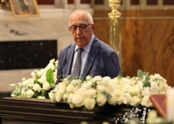 «Ταξιδιάρα ψυχή και αιώνια έφηβη η Μάρω μας»: Συγκινητικός ο επικήδειος του Νικήτα Κακλαμάνη