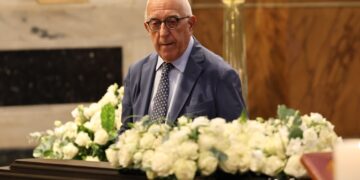 «Ταξιδιάρα ψυχή και αιώνια έφηβη η Μάρω μας»: Συγκινητικός ο επικήδειος του Νικήτα Κακλαμάνη