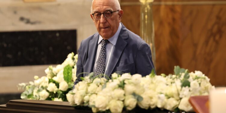 «Ταξιδιάρα ψυχή και αιώνια έφηβη η Μάρω μας»: Συγκινητικός ο επικήδειος του Νικήτα Κακλαμάνη