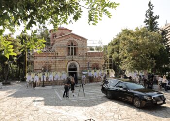 Μαίρη Λίντα: Αυτήν την ώρα το τελευταίο «αντίο» - Η λιτή τελετή και η παράκληση της οικογένειας