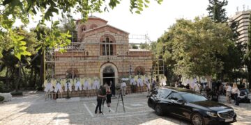 Μαίρη Λίντα: Αυτήν την ώρα το τελευταίο «αντίο» - Η λιτή τελετή και η παράκληση της οικογένειας