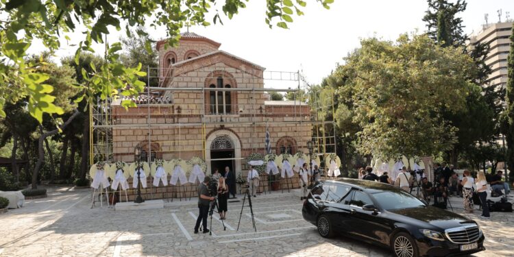 Μαίρη Λίντα: Αυτήν την ώρα το τελευταίο «αντίο» - Η λιτή τελετή και η παράκληση της οικογένειας