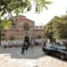 Μαίρη Λίντα: Αυτήν την ώρα το τελευταίο «αντίο» - Η λιτή τελετή και η παράκληση της οικογένειας