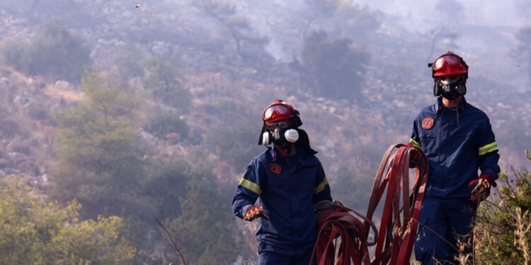 Φωτιά στο Ποικίλο Όρος: Οριοθετήθηκε το μέτωπο μετά από μάχη επίγειων και εναέριων δυνάμεων - Σε επιφυλακή όλη τη νύχτα για αναζωπυρώσεις - ertnews.gr