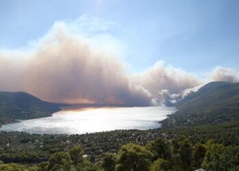 Από αέρος η μάχη με τις πυρκαγιές: Πλάνα από τα μέτωπα σε όλη τη χώρα - Η εικόνα από ελικόπτερο και drones - ertnews.gr