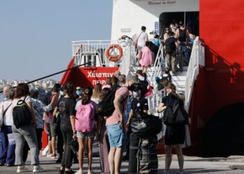 Μαζική έξοδος των αδειούχων του Ιουλίου - Με μεγάλες πληρότητες αναχωρούν τα πλοία - ertnews.gr
