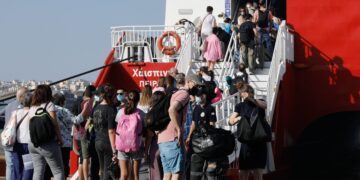 Μαζική έξοδος των αδειούχων του Ιουλίου - Με μεγάλες πληρότητες αναχωρούν τα πλοία - ertnews.gr