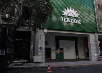 ΠΑΣΟΚ κατά Αλέξη Τσίπρα: «Κάνει rebranding αγκαλιά με τα συμφέροντα» - Αιχμές για τη χρηματοδότηση της ΕΛ.Α.Σ