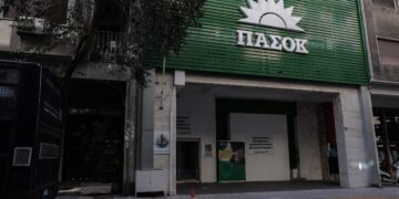 ΠΑΣΟΚ κατά Αλέξη Τσίπρα: «Κάνει rebranding αγκαλιά με τα συμφέροντα» - Αιχμές για τη χρηματοδότηση της ΕΛ.Α.Σ