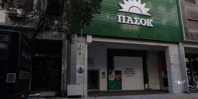 ΠΑΣΟΚ κατά Αλέξη Τσίπρα: «Κάνει rebranding αγκαλιά με τα συμφέροντα» - Αιχμές για τη χρηματοδότηση της ΕΛ.Α.Σ