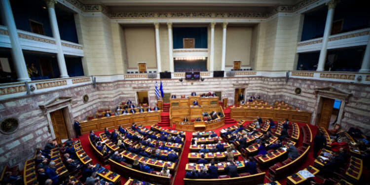 Γραφείο Προϋπολογισμού στη Βουλή: Ανάπτυξη 1,9% το 2026 με αντοχές, αλλά επίμονες πληθωριστικές πιέσεις – Έμφαση σε μεταρρυθμίσεις και δημοσιονομική σύνεση