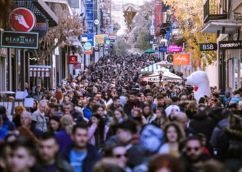 Με ορίζοντα τη ΔΕΘ: Η δέσμη μέτρων για τη στήριξη της μεσαίας τάξης και ο δημοσιονομικός χώρος έως το 2030