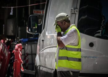 Καραγκούνης στο ΕΡΤnews: Έκτακτα μέτρα για τους εργαζόμενους λόγω καύσωνα - Υποχρεωτική παύση υπαίθριων εργασιών 13:00-17:00 - ertnews.gr