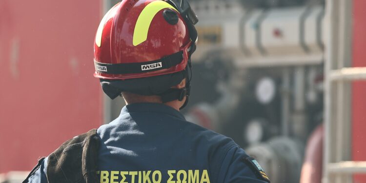 Θεσσαλονίκη: Δύο ύποπτοι εμπρησμοί αυτοκινήτων με διαφορά λίγης ώρας - Πέντε τραυματίες σε πολυκατοικία - ertnews.gr