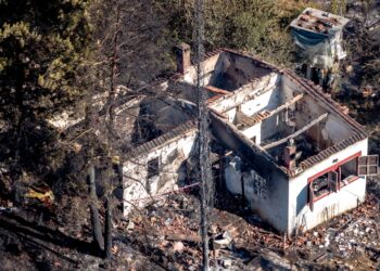 Φονική πυρκαγιά στη Θεσσαλονίκη: Καταπλακωμένη από τη στέγη εντοπίστηκε η σορός που φέρεται να ανήκει στον 12χρονο - Αναμένεται η ταυτοποίηση - ertnews.gr