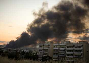 Φωτιά στο Ωραιόκαστρο: Επιχωματώσεις στα δύο εργοστάσια που εξακολουθούν να καίγονται - ertnews.gr