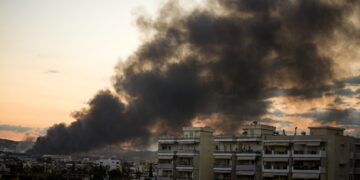 Φωτιά στο Ωραιόκαστρο: Επιχωματώσεις στα δύο εργοστάσια που εξακολουθούν να καίγονται - ertnews.gr