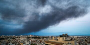 Κάτω από πέπλο τοξικού νέφους η Θεσσαλονίκη λόγω της φωτιάς στο Ωραιόκαστρο - ertnews.gr