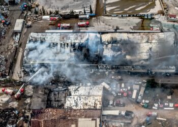 Φωτιά στον Ασπρόπυργο: Σε κρίσιμη κατάσταση στη ΜΕΘ οι τρεις εγκαυματίες - Σε νέες χειρουργικές επεμβάσεις υποβλήθηκαν οι δύο - ertnews.gr